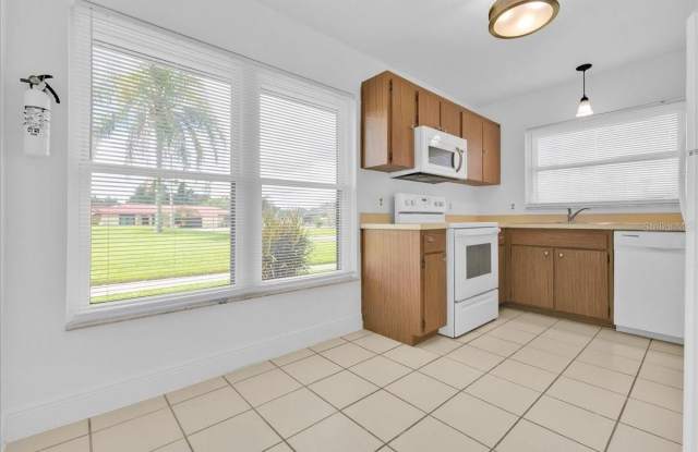 475 HUNTER Circle Gallery 3