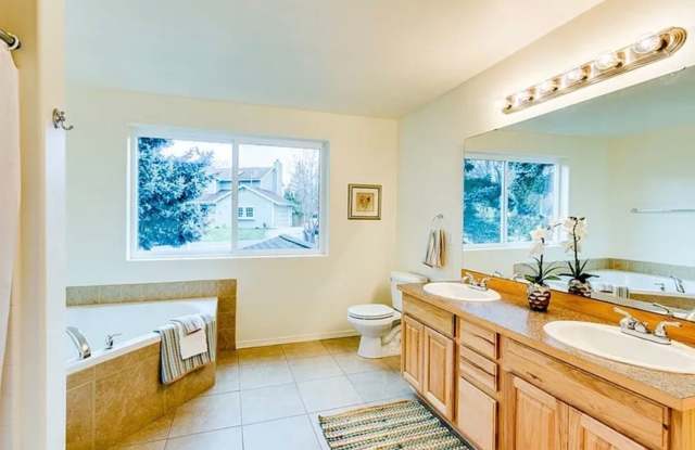 Spacious house in east bremerton Gallery 3