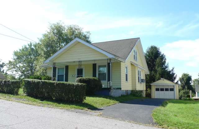 Charming Home with Large Backyard Near Radford University photos photos