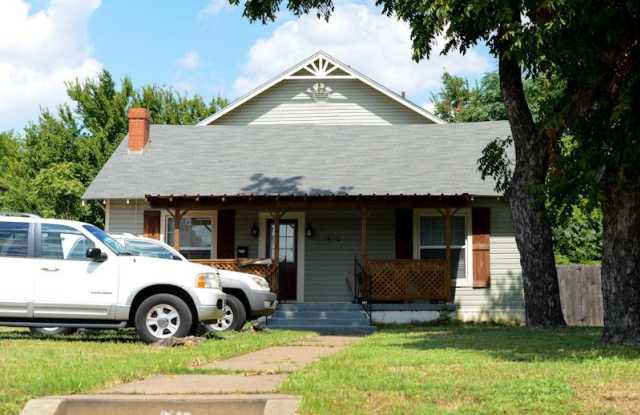 Huge 6-Bed, 4-Bath House Blocks from Baylor Campus! - 1410 South 10th Street, Waco, TX 76706