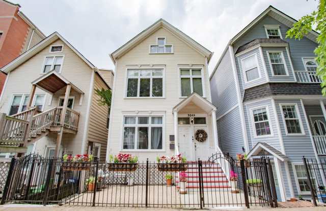 3044 N Leavitt Street photos photos