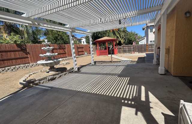 Spacious 6-Bedroom, 3.5-Bath Home Located on a Quiet Cul-de-Sac! Gallery 3