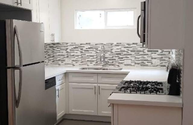 635 N Beachwood Dr 1 Gallery 2