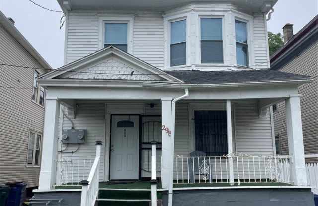 298 Winslow Avenue Gallery 2