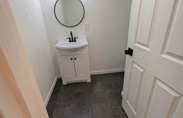 Light & Bright 2 Bedroom Normal Hill Apartment - Utilities Included! Gallery 3