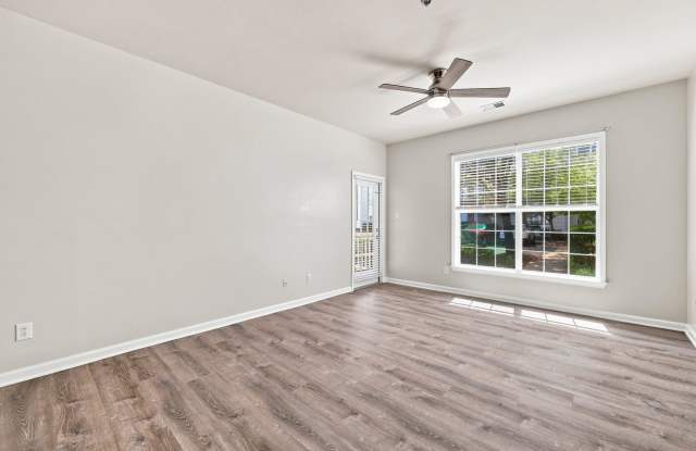 270 Riverbend Drive- 2D **1/2 off the first month's rent AND a lower price!!** Gallery 4