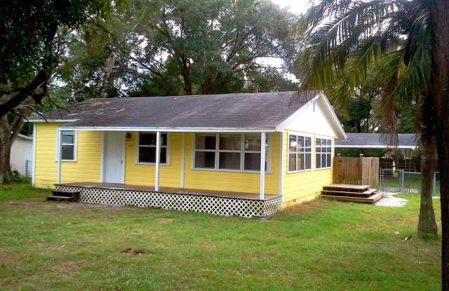 Awesome 2BR/1BA w/Open Floor Plan, Deck, Large Privacy Fenced Backyard photos photos