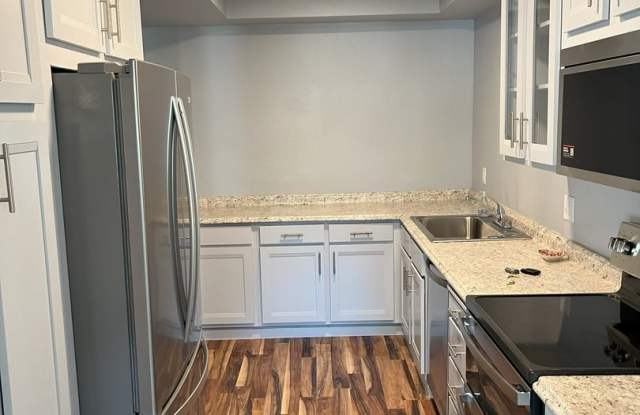 Great 3 Bedroom, 3 Bathroom Condo/Townhome Gallery 2