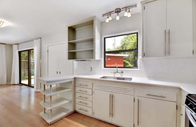Charming 1950s Mid-Century 3 Bedroom/2 Bathroom House for Lease Gallery 4