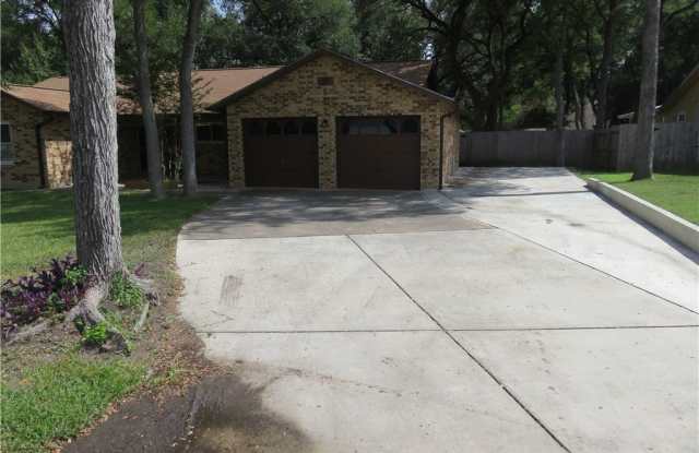 139 Lone Oak Street Gallery 2