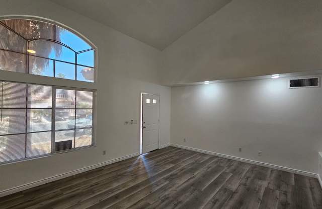 4 Bedrooms near Silverado Ranch! Gallery 3