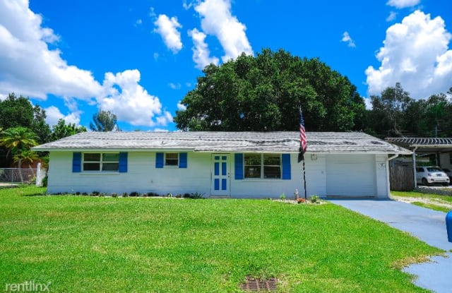 408 Pinewood Ave - 408 Pinewood Avenue, Nokomis, FL 34275