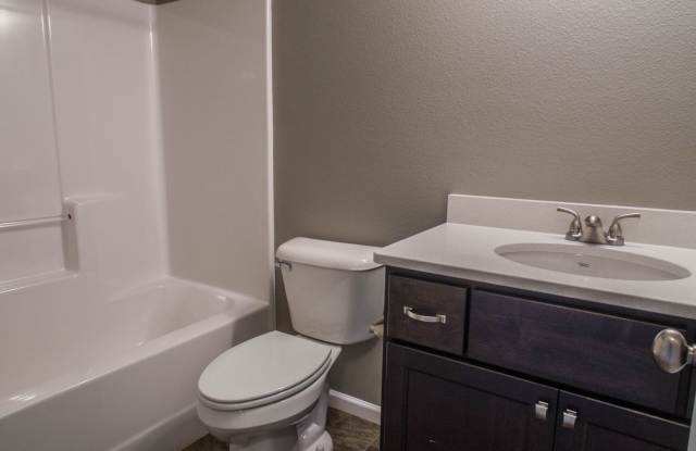 3 bed 2.5 bathroom twinhome in Lakewood Gallery 4
