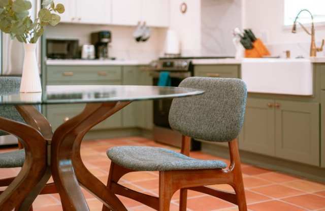 Contemporary New home in Monrovia Gallery 3