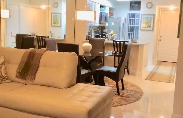 2220 N Cypress Bend Drive Gallery 4