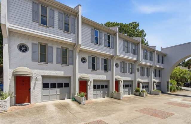 856 Saint Charles Avenue NE Gallery 2