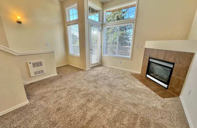 Spacious Townhome w/fully fenced back patio! Move-In Special! Available Now! - 11211 Greenwood Avenue North, Seattle, WA 98133