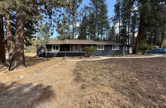 Spacious 4 Bed/3 Single Family Home in SW Bend - Large Backyard photos photos