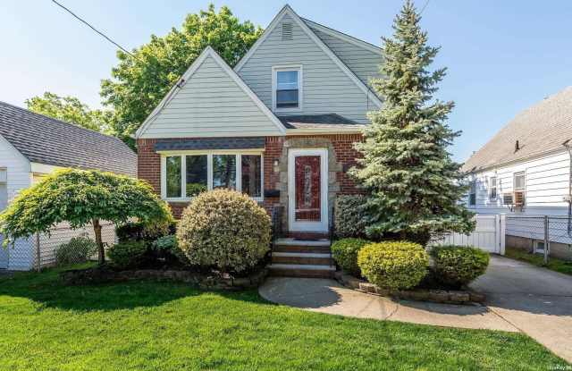 1318 Park Avenue - 1318 Park Avenue, New Hyde Park, NY 11040