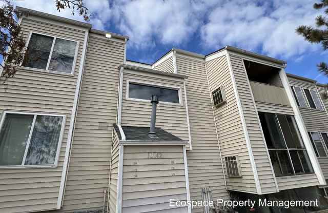 2 Bedroom 1 Bathroom Garden Level Apartment in Aurora photos photos