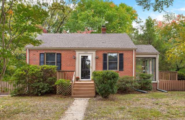 2 Bedroom Home off of Monument Avel!! ***Available Early September*** Gallery 3