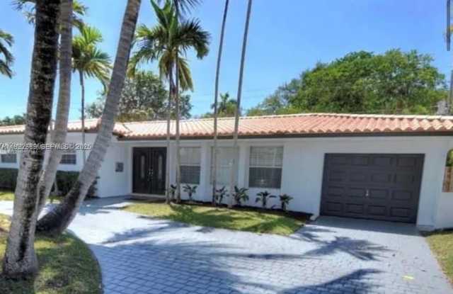 2080 NE 205th St photos photos