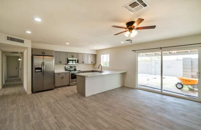 Huge Yard backing the 60. 5 Bed 3 Bath house at ASU photos photos