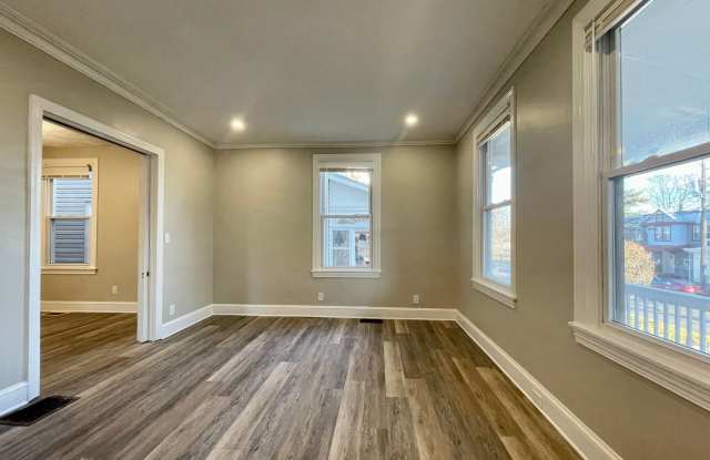 4 Bedroom! Freestanding House, Fully Renovated! Gallery 4