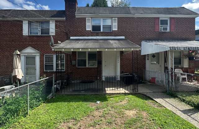 2 Bed/ 1 Bath Row Home with additional room! Gallery 1