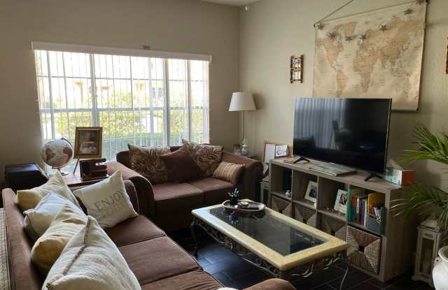 2 Bedroom 2 Bathroom Condo near Millenia Gallery 3