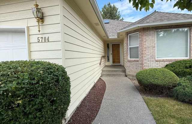 Charming 3 bed / 3 bath Home Near The Creek at Qualchan Golf Course! photos photos