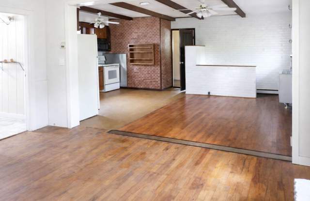 Spacious 5-Bedroom, 4-Bathroom Home  1 MONTH FREE RENT ( 10 Walnut St) Gallery 3