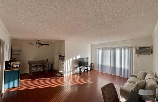 11815 Mayfield Ave unit: 240 photos photos