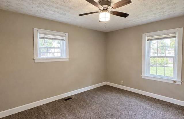 733 Golfview Drive | 4 Bedroom / 2 Bathroom Campus Rental Gallery 4