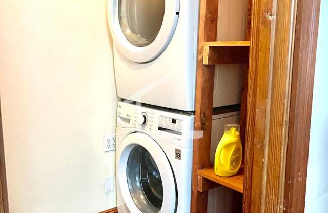 Spacious 3 Bed / 3 Bath washer/dryer in unit photos photos