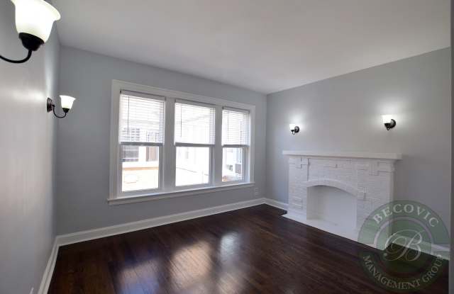 1104 W Glenlake Ave Gallery 4