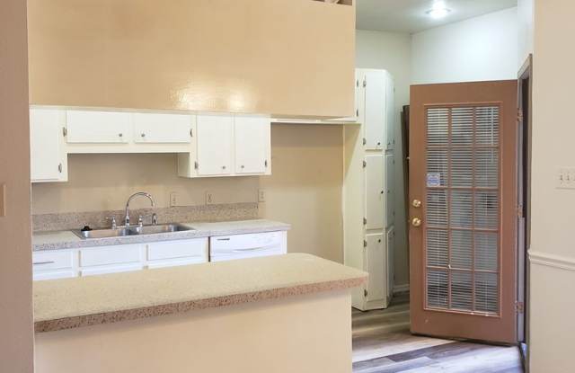 Remodeled 2 bedroom/1&1/2 bathroom in Eastwood on the Bayou Gallery 4