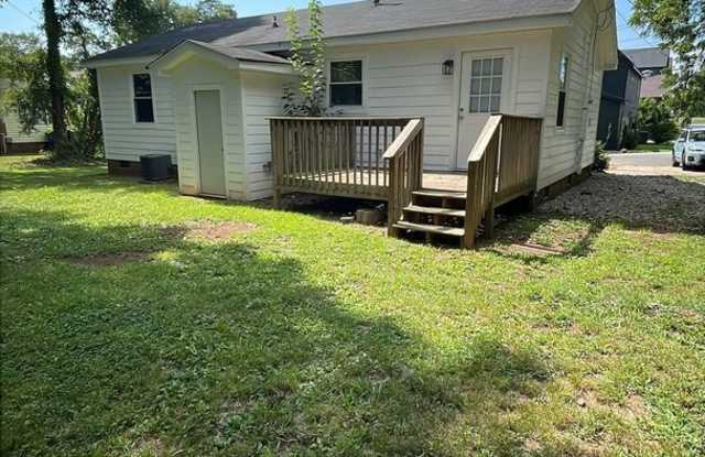 Charming 3 BR, 2 BA Bungalow just minutes from Downtown Greenville! Gallery 3