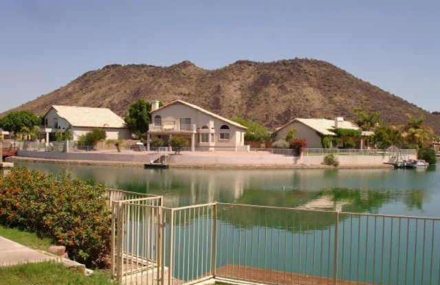 Charming 3 Bed 2 Bath Lakefront home in Glendale, AZ Gallery 3