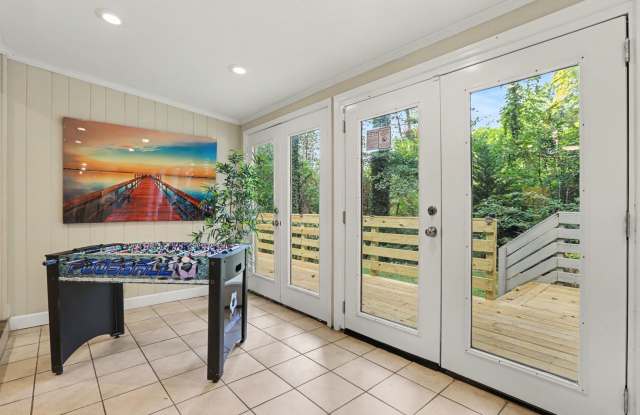 FURNISHED: Modern 6 Bdrm (7 beds) Home with BBQ, Foosball, HotTub & Private Pool - Close To Airport&Downtown Gallery 4