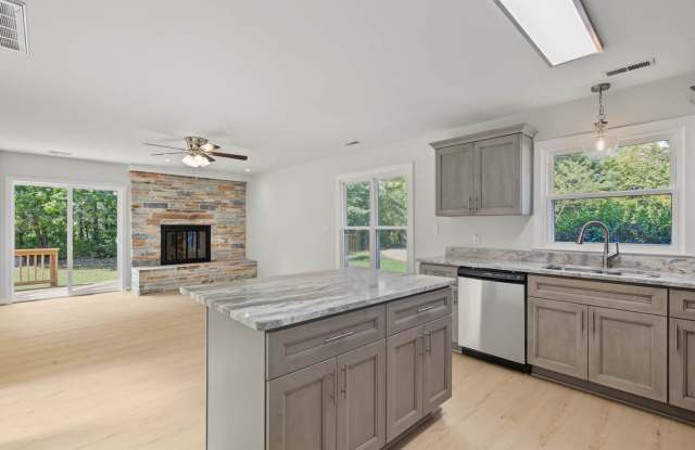 Renovated Seaford Home with Skylit Atrium & Spacious Yard Gallery 4