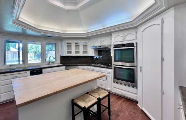 $3,600 Cole & Millbrook, 3 Bedroom House - Fresno / Pool / Jacuzzi / Solar panels! Gallery 1