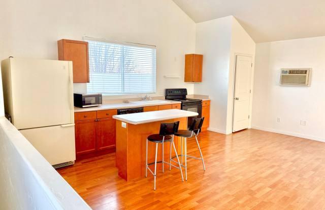 Beautiful Daybreak Studio Apartment with Private Entrance & Community Amenities Gallery 1
