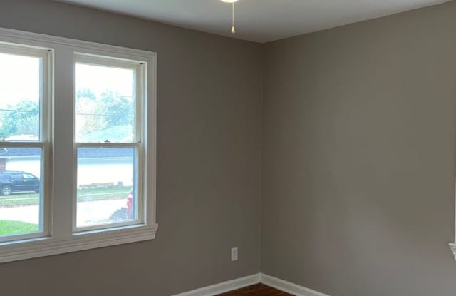 New kitchen!  3 beds, 1 bath large fenced yard - 1139 South New Avenue, Springfield, MO 65807