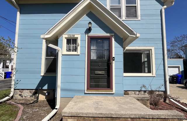 1208 1/2 North Superior Street photos photos