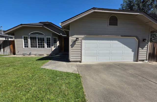 Large Lot Close to Downtown Grants Pass Gallery 1