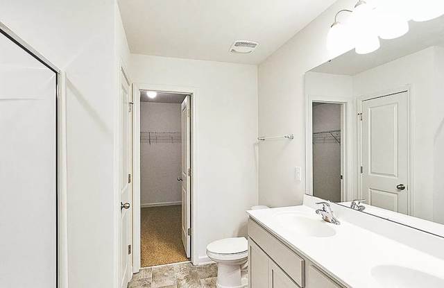 Room in 4 Bedroom Home at Great N White Way Gallery 1
