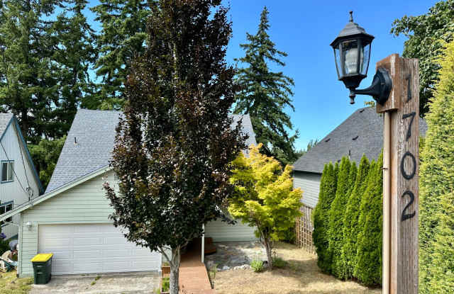 Rent Special - 1702 34th St! Gallery 4