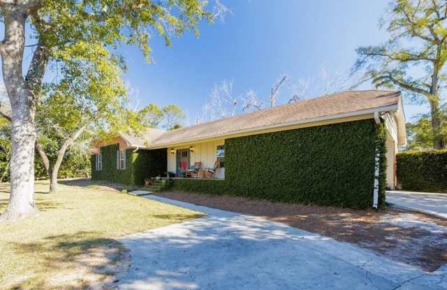 Stunning & Spacious 3-BR Home with Sunroom & Bonus Room in Valdosta! photos photos Stunning & Spacious 3-BR Home with Sunroom & Bonus Room in Valdosta! photos photos
