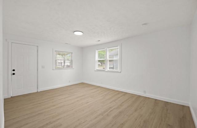 2207 S Delawanda Ave Gallery 3